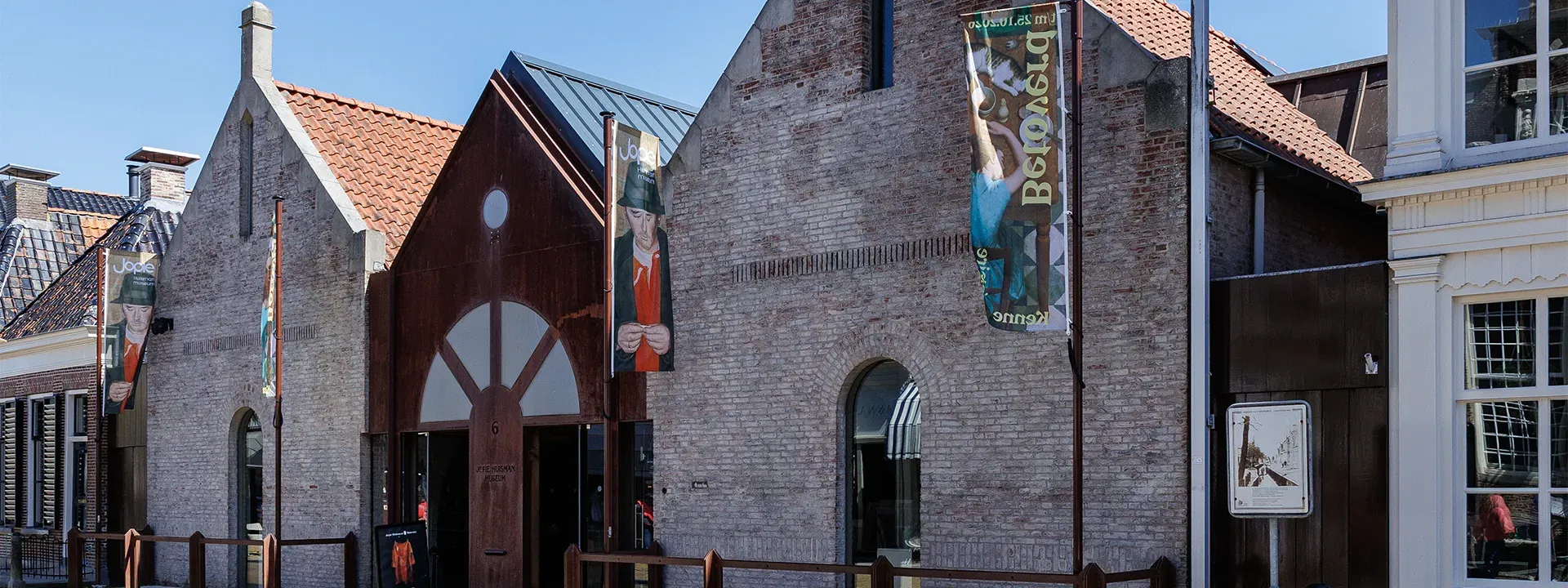Gevel van het museum met banieren